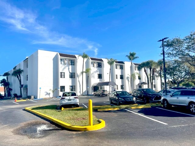 1111 SE Federal Hwy, Stuart, FL à louer - Photo du bâtiment - Image 2 de 9