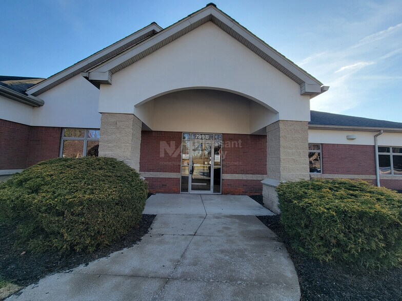 789 White Pond Dr, Akron, OH à louer - Photo du bâtiment - Image 3 de 15