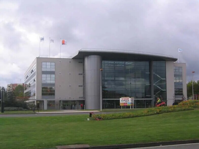 3 Rond Point Des Saules, Guyancourt à louer - Photo du bâtiment - Image 2 de 12