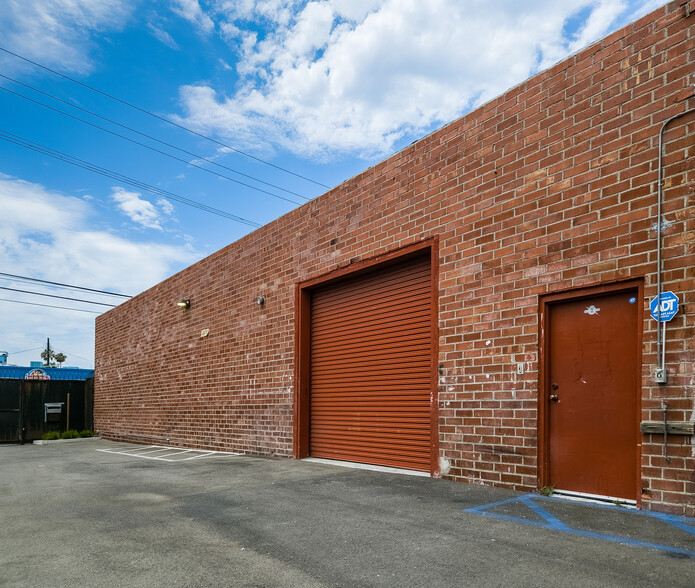 5645 W Adams Blvd, Los Angeles, CA for lease - Building Photo - Image 2 of 13