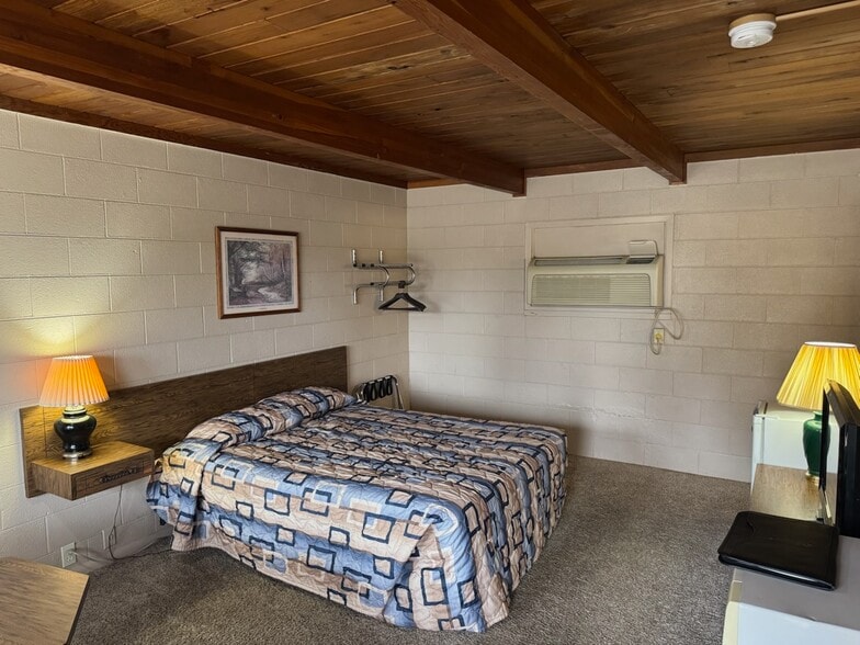 Cedar Inn & House portefeuille de 2 propriétés à vendre sur LoopNet.ca - Photo du bâtiment - Image 3 de 32