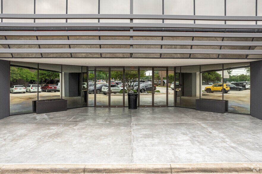 17110 N Dallas Pky, Dallas, TX à louer - Photo du bâtiment - Image 3 de 9