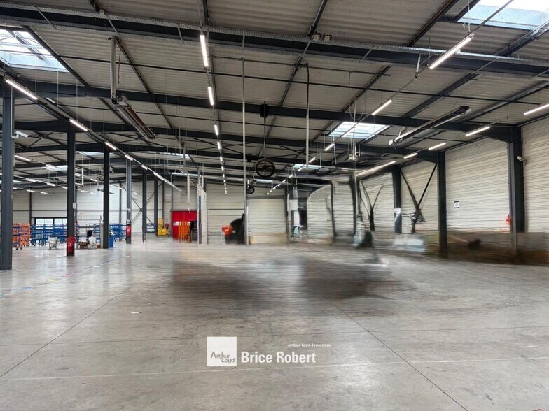 4 Rue Fulgencio Gimenez, Vaulx-en-Velin à louer - Photo du bâtiment - Image 3 de 7
