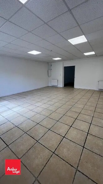 Office in Luisant for lease - Interior Photo - Image 3 of 6