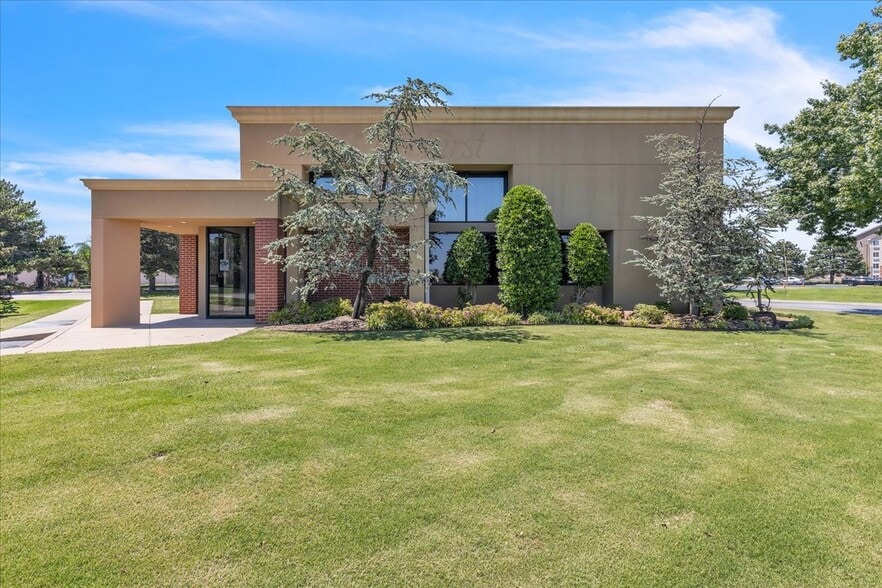 809 Cornell Pky, Oklahoma City, OK for lease - Building Photo - Image 2 of 27