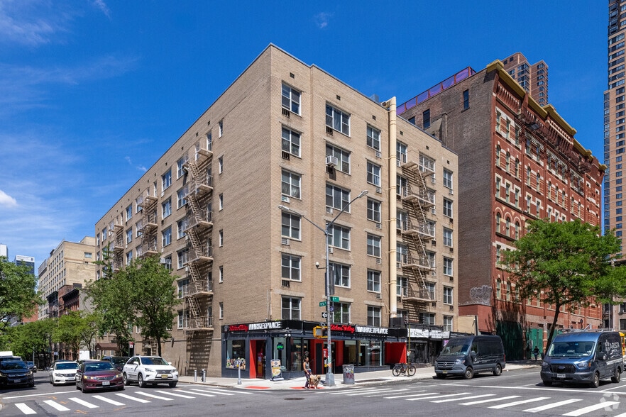 863 9th Ave, New York, NY for lease - Primary Photo - Image 1 of 8
