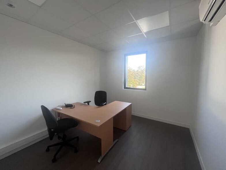 Flex in Pessac for lease - Interior Photo - Image 3 of 4