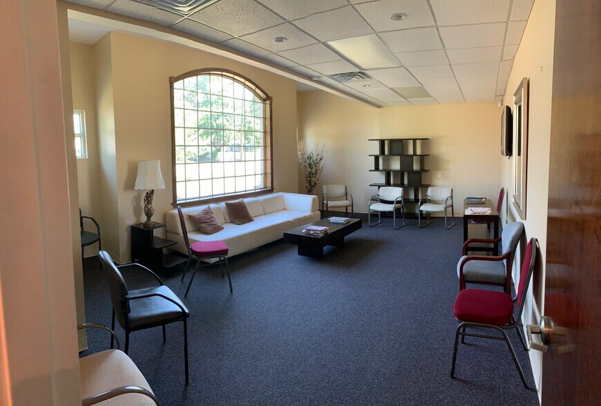 1228 E Main St, Riverhead, NY for lease - Interior Photo - Image 2 of 7