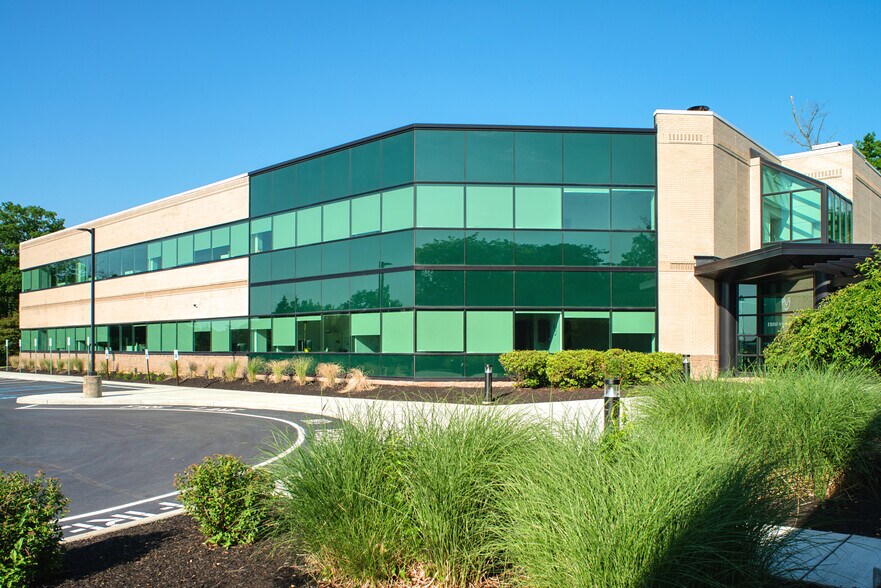 8 British American Blvd, Latham, NY à louer - Photo du bâtiment - Image 2 de 5