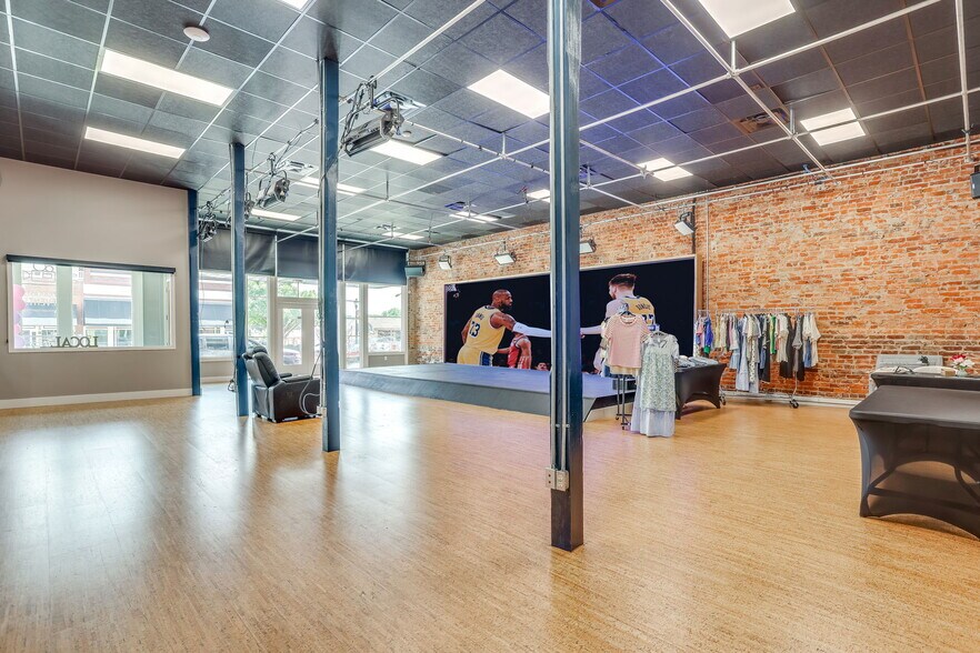 115 N Main St, Mansfield, TX à louer - Photo du bâtiment - Image 3 de 6