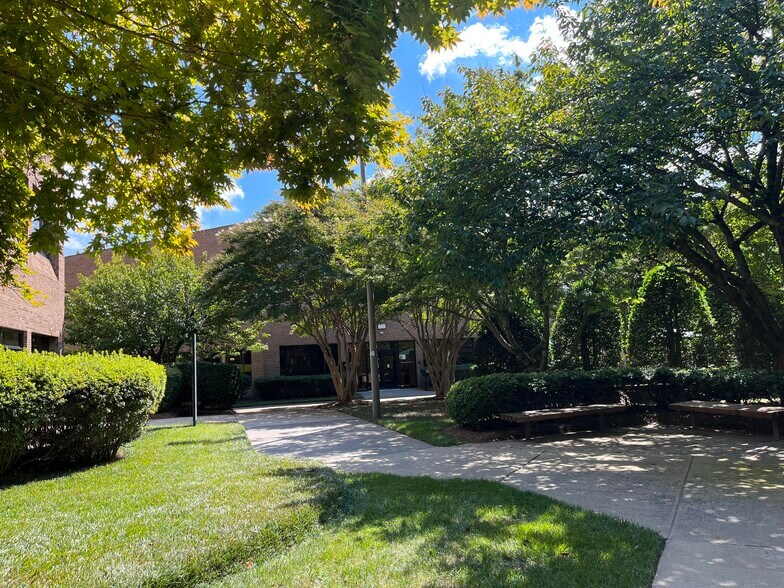 4025 University Pky, Winston-Salem, NC à louer - Photo du bâtiment - Image 2 de 40