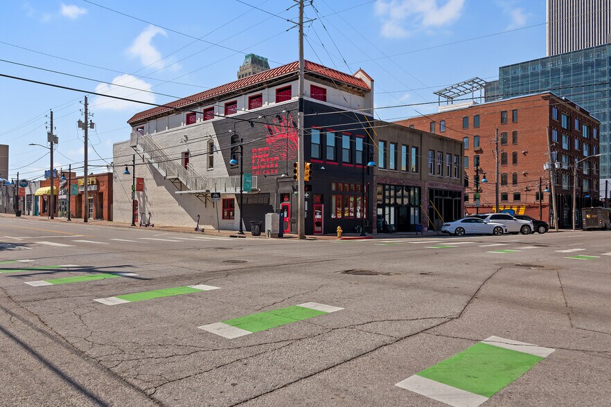 332 E 1st St, Tulsa, OK à louer - Photo du bâtiment - Image 1 de 25