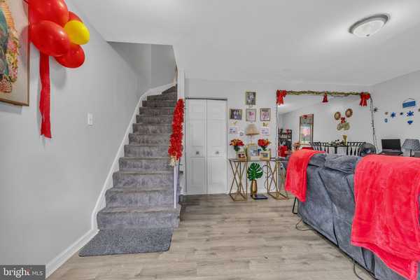 309 E Dartmouth Dr, Sterling, VA à vendre - Photo intérieure - Image 3 de 19