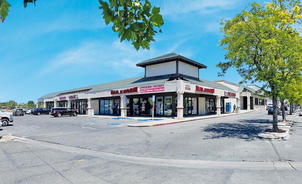 2701-2845 W Avenue L, Lancaster, CA à louer - Photo du bâtiment - Image 3 de 10