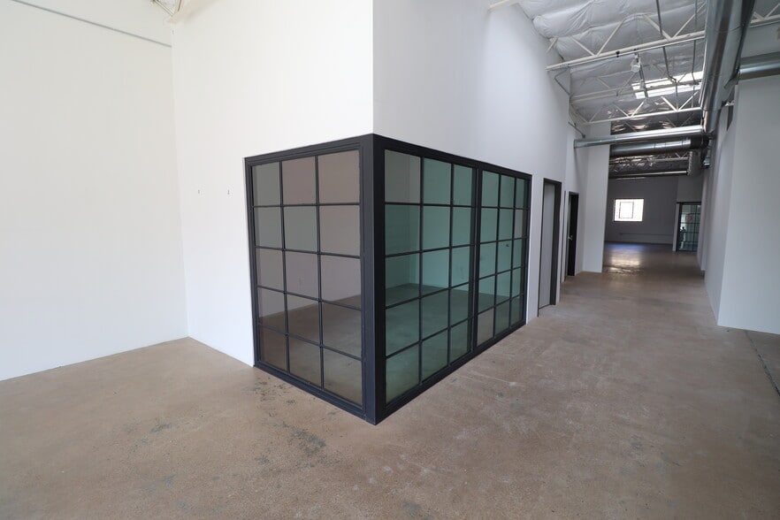 2292 Vantage St, Dallas, TX for lease - Primary Photo - Image 1 of 19