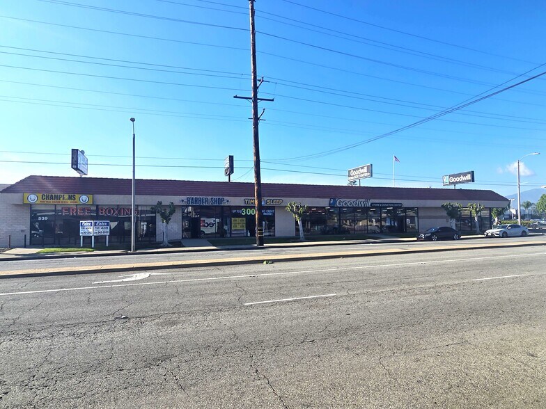 539-563 N Azusa Ave, West Covina, CA à louer - Photo du bâtiment - Image 2 de 2