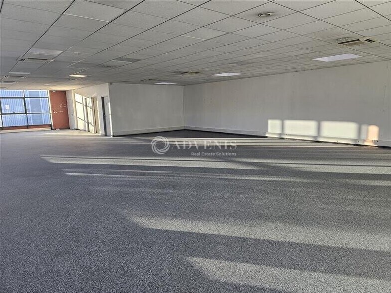 Office in Noisy Le Sec for lease - Interior Photo - Image 2 of 6