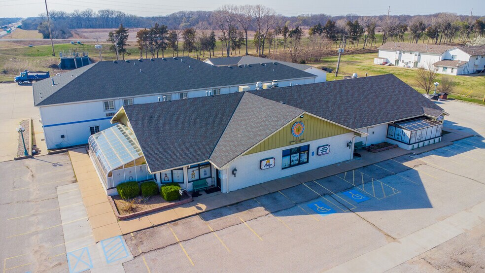 710 W 7th Ave, Augusta, KS à vendre - Photo du bâtiment - Image 2 de 3