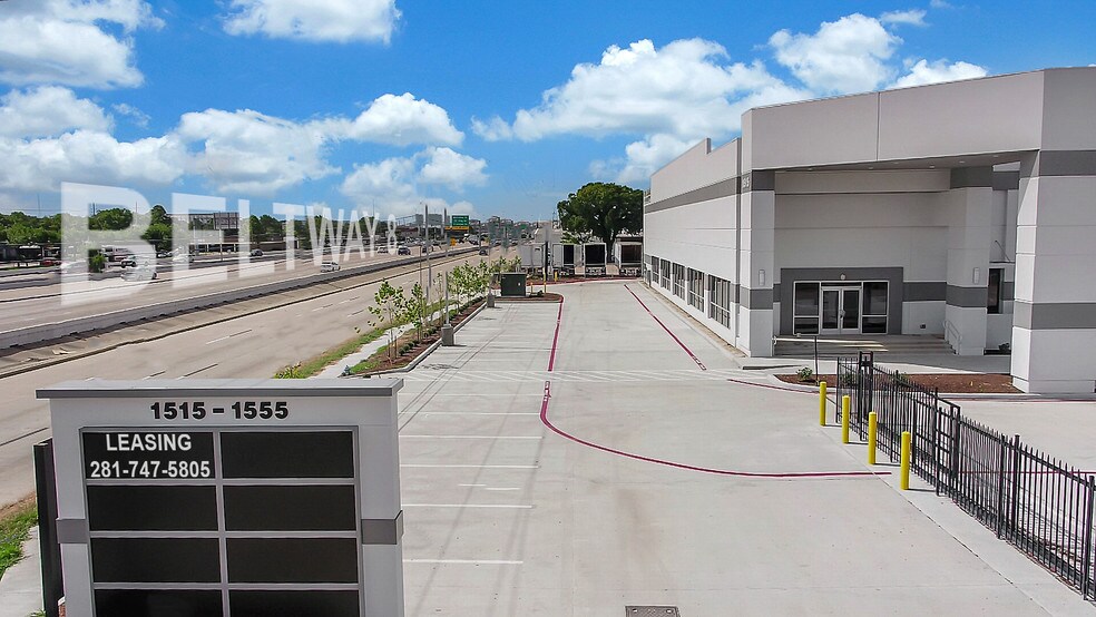 1557 W Sam Houston Pky N, Houston, TX à louer - Photo du bâtiment - Image 3 de 5