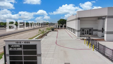 1557 W Sam Houston Pky N, Houston, TX à louer Photo du bâtiment- Image 2 de 3