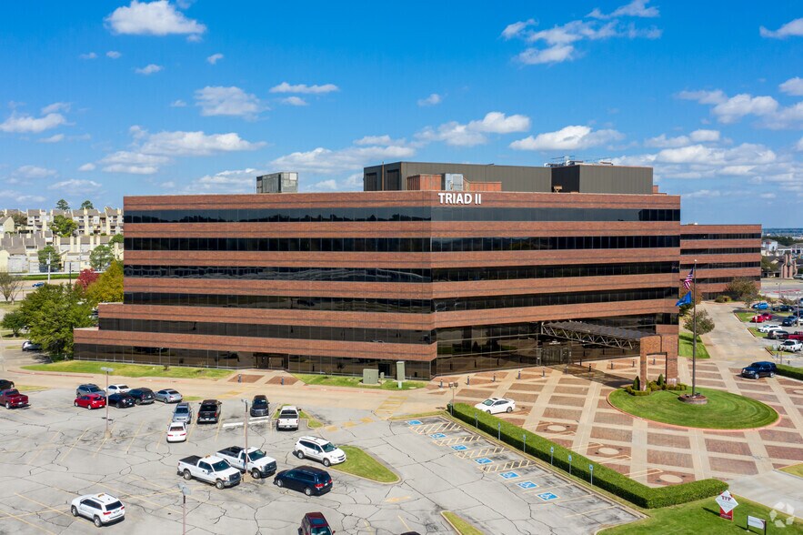 7645 E 63rd St, Tulsa, OK à louer - Photo du bâtiment - Image 2 de 6