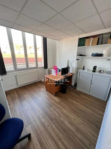 Office in Versailles for lease - Interior Photo - Image 2 of 4