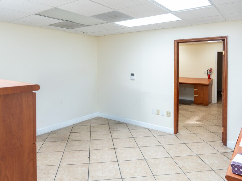 7801-7821 W 25th Ct, Hialeah, FL à louer - Photo du bâtiment - Image 3 de 15