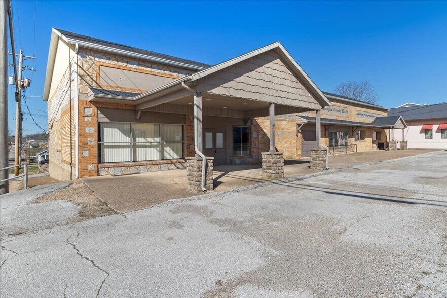 302 E Washington Ave, Ava, MO à vendre - Photo principale - Image 2 de 38