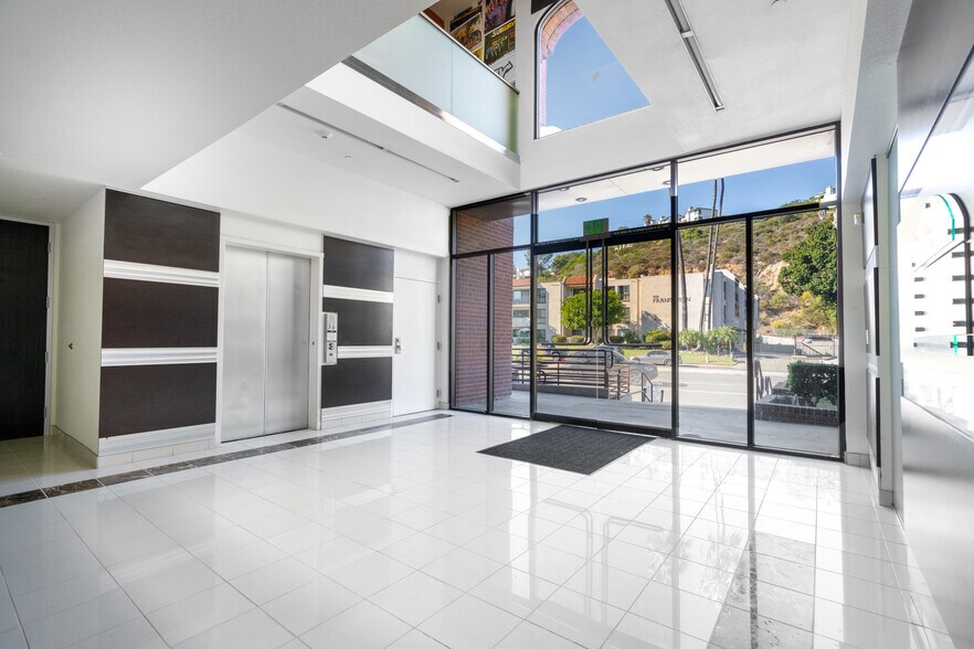 6863 Friars Rd, San Diego, CA à louer - Photo du bâtiment - Image 3 de 12