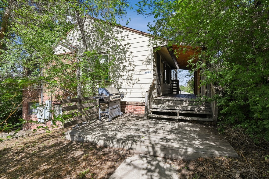 3831 S Knox Ct, Denver, CO à vendre - Photo du bâtiment - Image 2 de 10