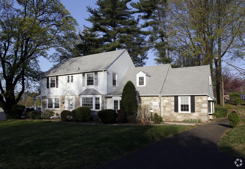 2 Hidden Ln, Abington, PA à vendre - Photo du bâtiment - Image 3 de 10