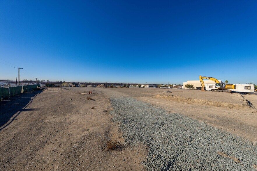 5753 Siempre Viva Rd, San Diego, CA à vendre - Photo du bâtiment - Image 3 de 25