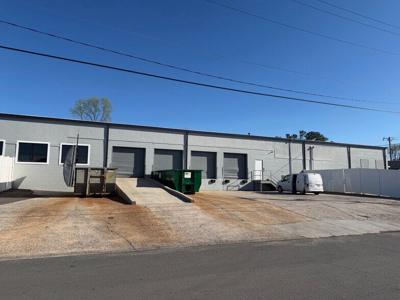 3330 Monroe Rd, Charlotte, NC à louer - Photo du bâtiment - Image 3 de 11