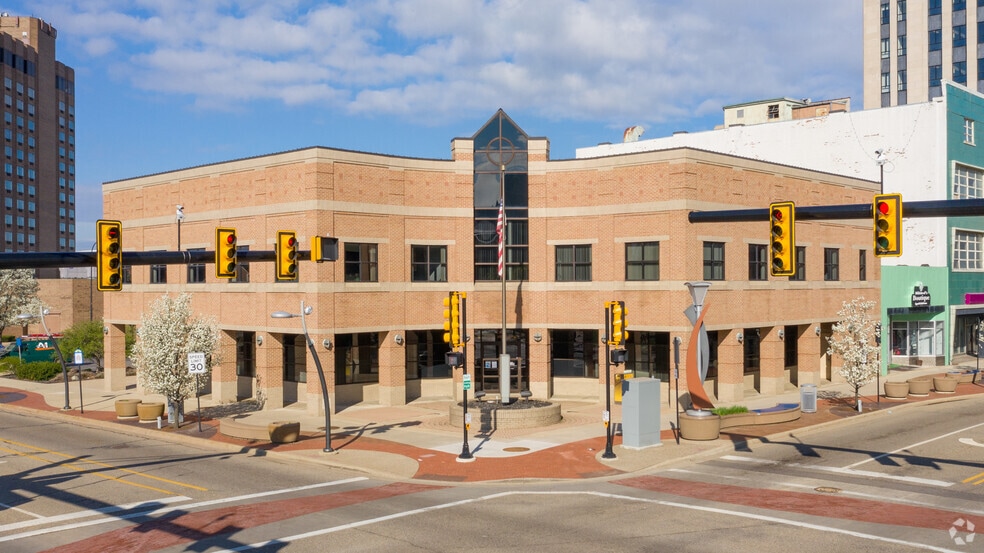 1 W Michigan Ave, Battle Creek, MI à vendre - Photo principale - Image 1 de 4