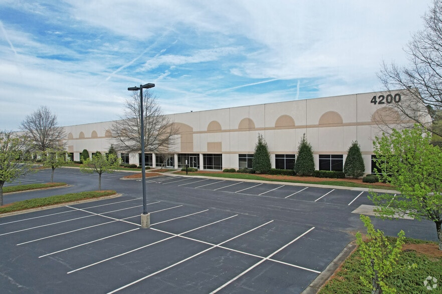 4200 Tudor Ln, Greensboro, NC for lease - Primary Photo - Image 1 of 18