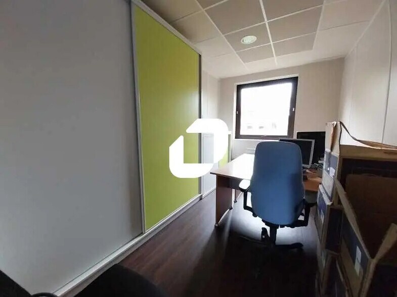 Office in Montigny-le-Bretonneux for sale - Interior Photo - Image 2 of 10