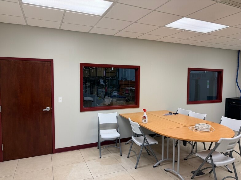 311 Carroll Dr, New Castle, DE for lease - Building Photo - Image 3 of 12