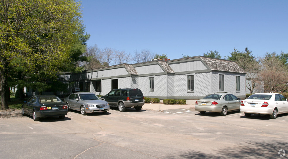 237 Hopmeadow St, Weatogue, CT for lease - Building Photo - Image 3 of 4