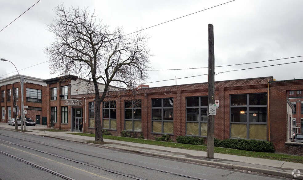235-249 Dufferin St, Toronto, ON à louer - Photo du bâtiment - Image 2 de 2