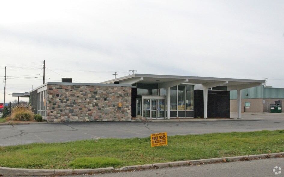 3316 S Martin Luther King Jr Blvd, Lansing, MI à louer - Photo du bâtiment - Image 3 de 4