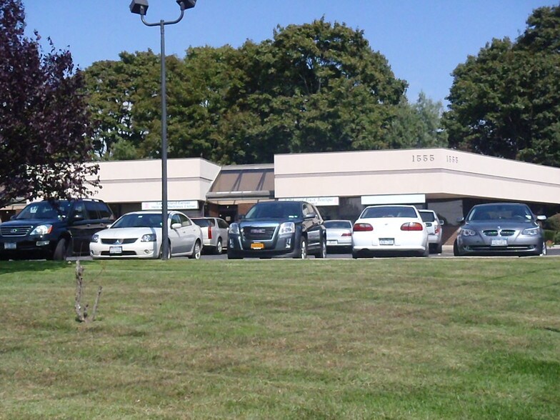1555 Sunrise Hwy, Bay Shore, NY à louer - Photo du bâtiment - Image 3 de 8