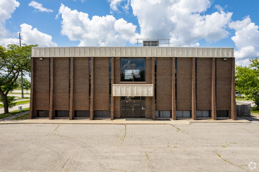 38900 Van Dyke Ave, Sterling Heights, MI à vendre - Photo du bâtiment - Image 1 de 7