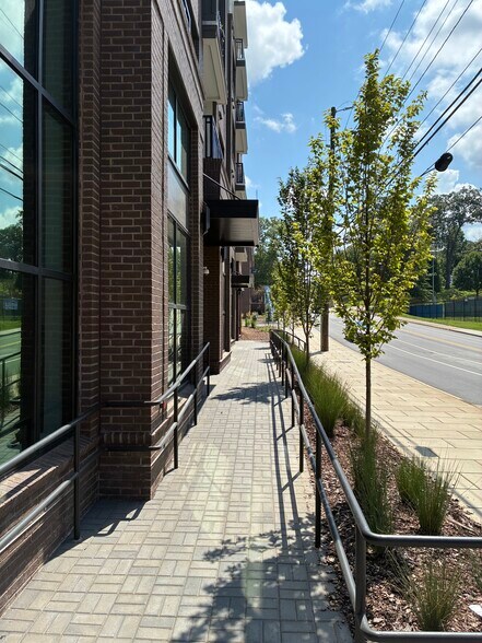 363 Hilliard Ave, Asheville, NC à louer - Photo du bâtiment - Image 3 de 7