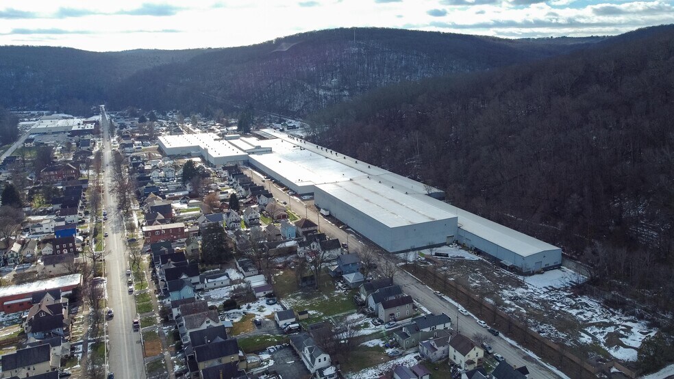 325 Buffalo St, Franklin, PA à louer - Photo du bâtiment - Image 2 de 15