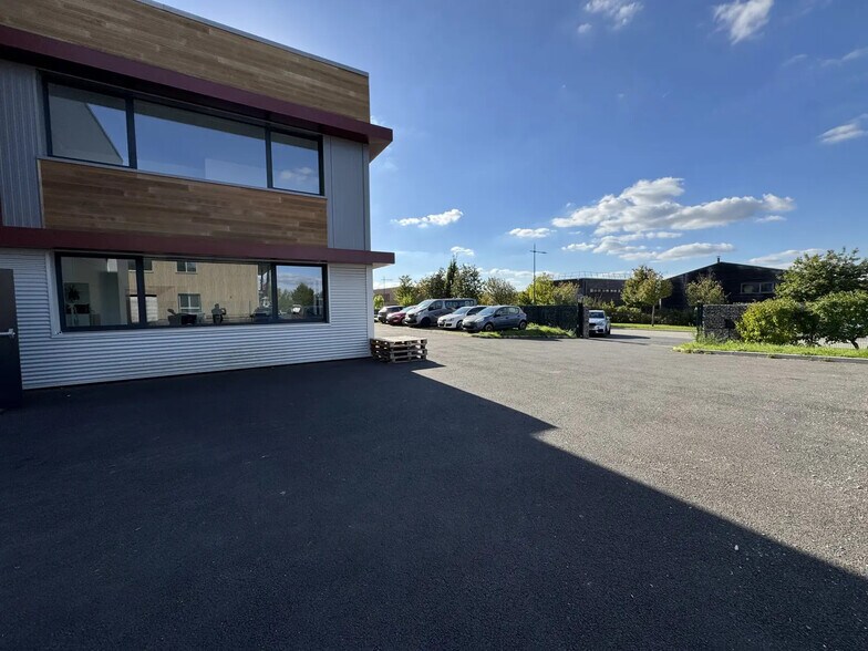 Local d'activités dans Ennery à vendre - Photo du bâtiment - Image 2 de 25