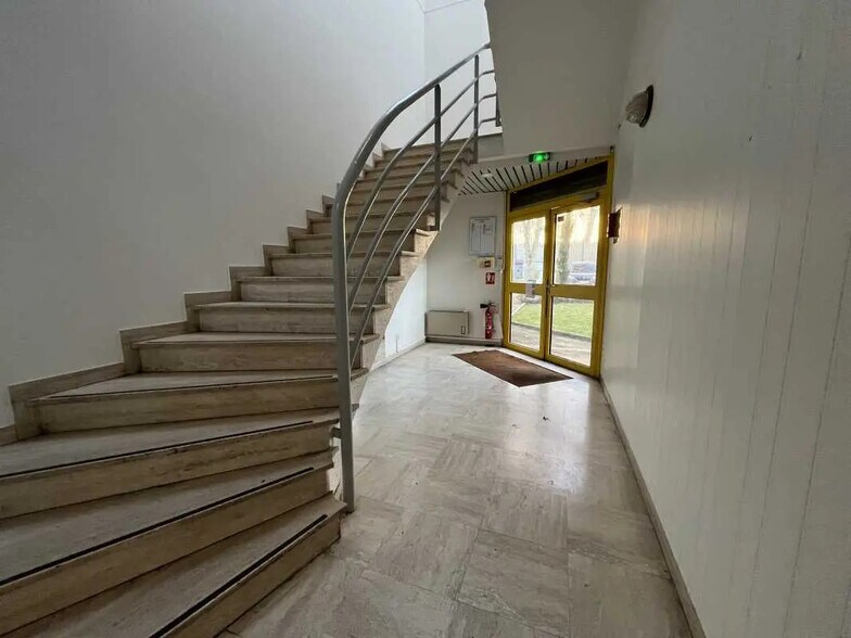 240 Rue Helene Boucher, Buc à louer - Hall d’entrée - Image 2 de 2