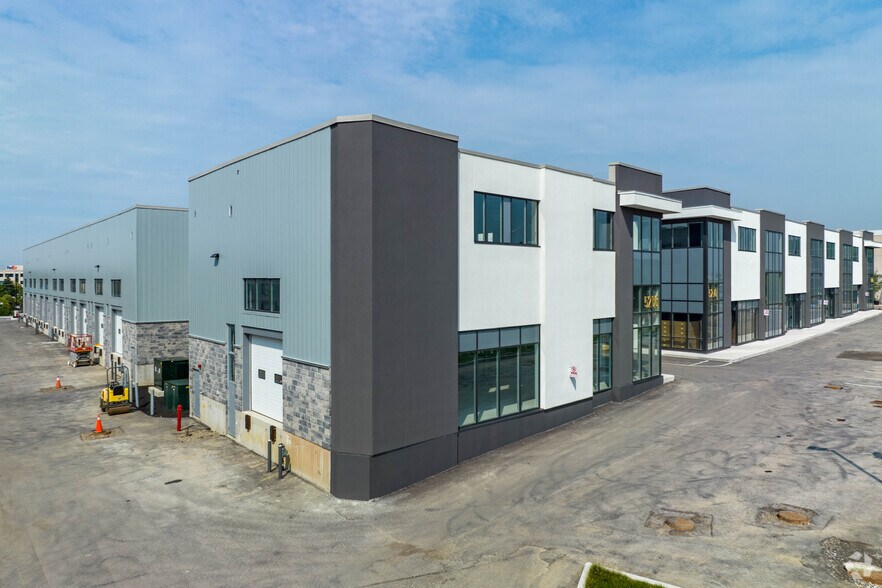 5250 Solar Dr, Mississauga, ON à louer - Photo du bâtiment - Image 2 de 20