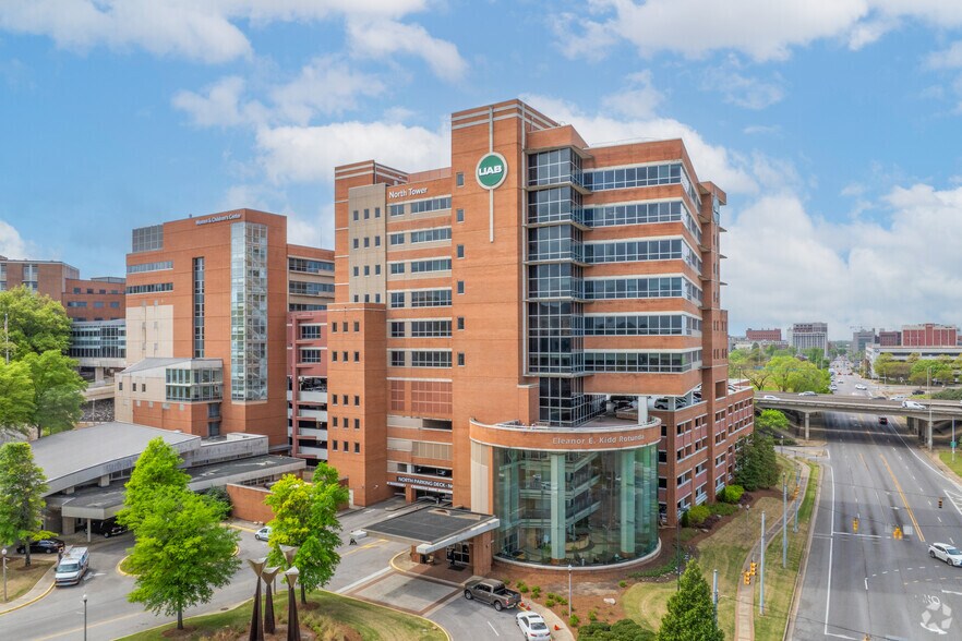 805 Saint Vincents Dr, Birmingham, AL à louer - Photo du bâtiment - Image 2 de 11