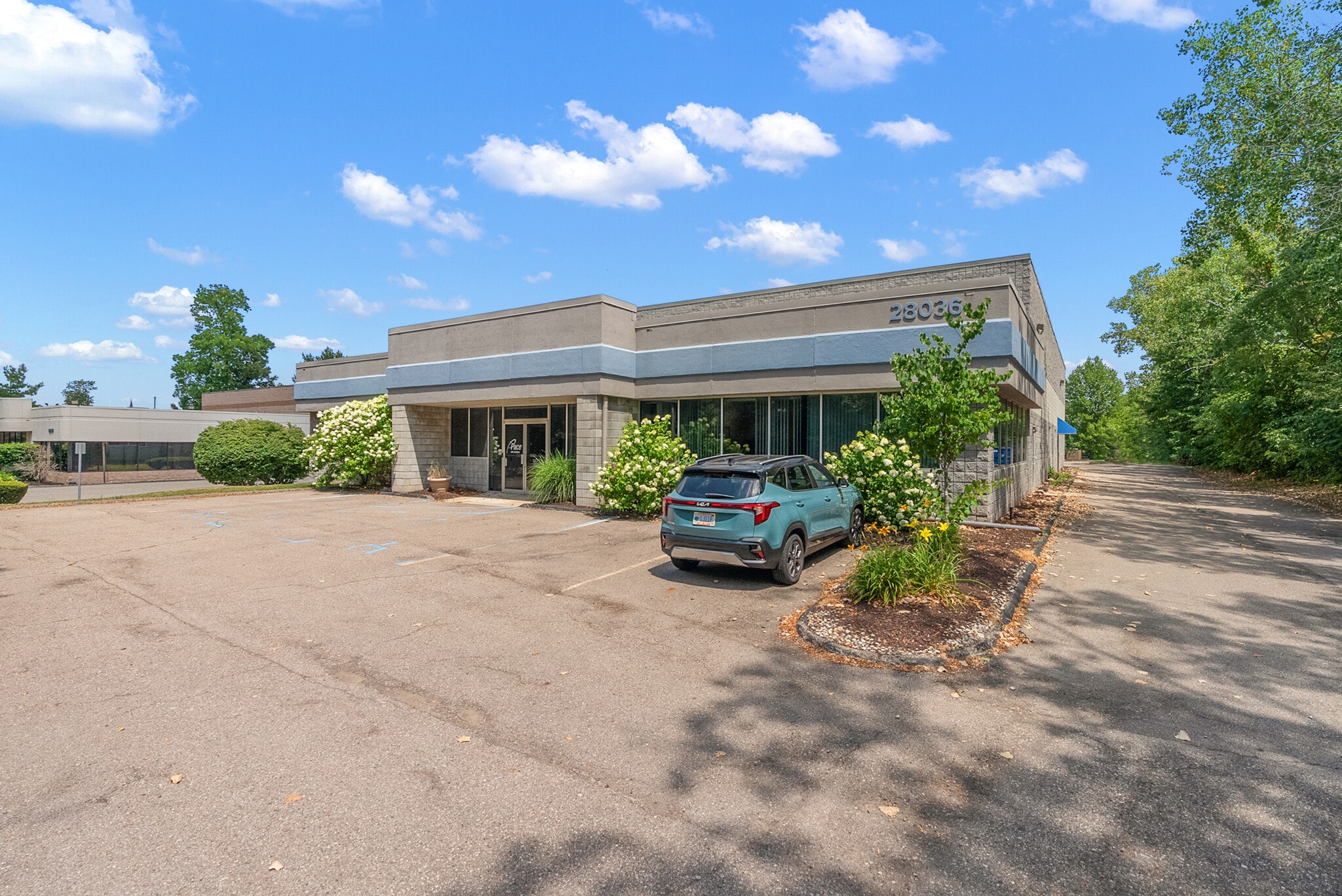28036 Oakland Oaks Ct, Wixom, MI for sale Primary Photo- Image 1 of 3