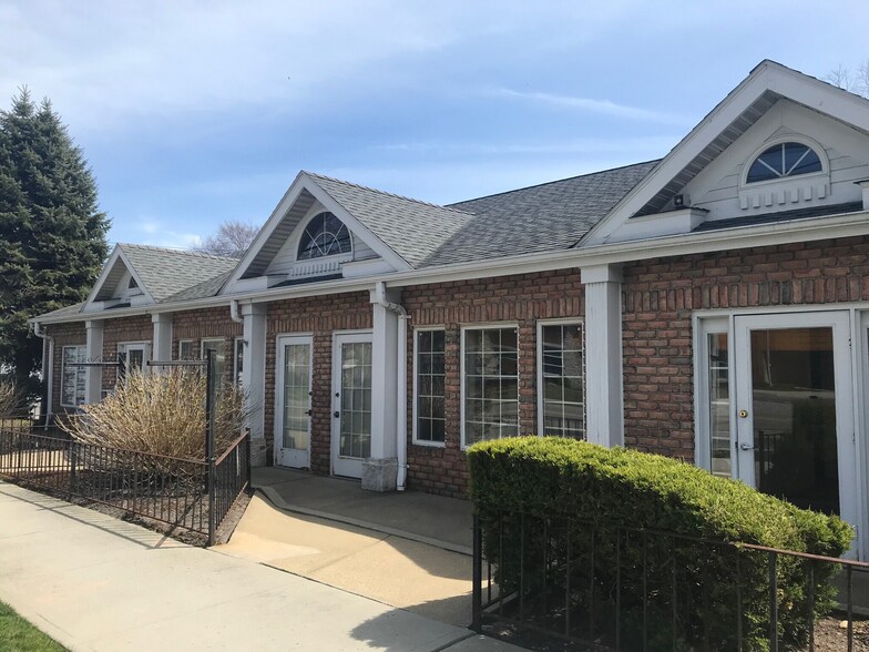 234 Main St, Center Moriches, NY à vendre - Photo du bâtiment - Image 2 de 14